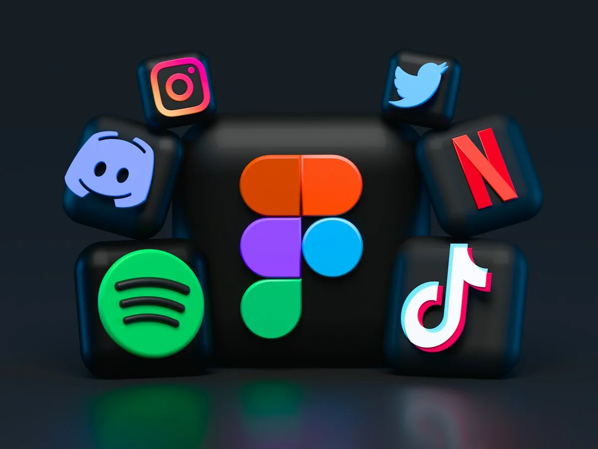 أيقونات تطبيقات ملونة على هاتف توضح أهمية تصميم شعار متجر سلة للجوال
