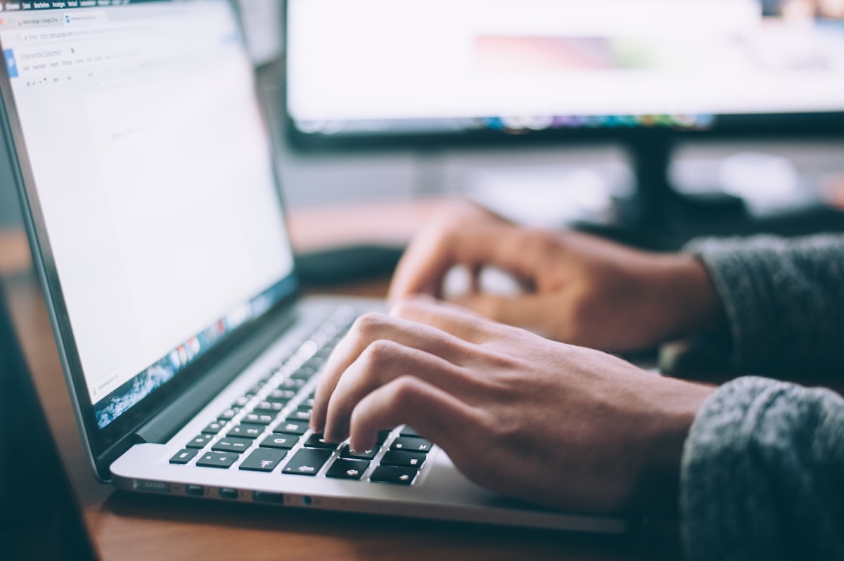 الفرق بين Bootstrap وCSS التقليدية على شاشة حاسوب